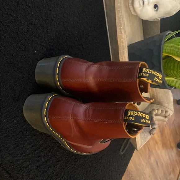 Dr. Martens Women's Brown Leather Boots, 💯 Authentic , like new! - Picture 7 of 9